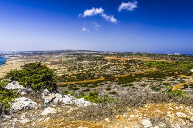 En yüksek noktası Cape Greco Kıbrıs adasında Akdeniz kıyısında doğal manzaralarını sunmaktadır..
