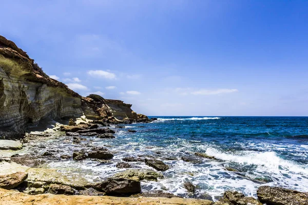 Los Escarpados Acantilados Costa Mediterránea Están Bañados Por Las Espumosas —  Fotos de Stock