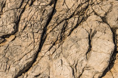 Büyük bir taş yüzeyinde derin oluklar.