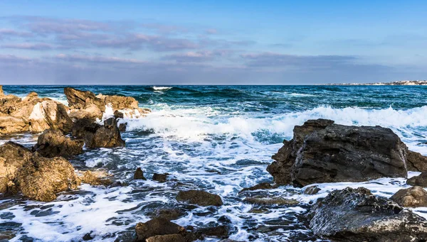 波浪和喷雾打破在石板上 地中海在塞浦路斯岛的海岸上 — 图库照片