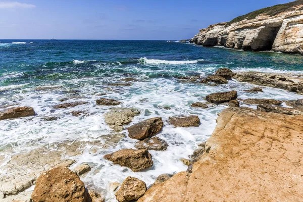 Costa Empinada Isla Chipre Está Cubierta Pequeñas Cuevas Accesibles Solo —  Fotos de Stock