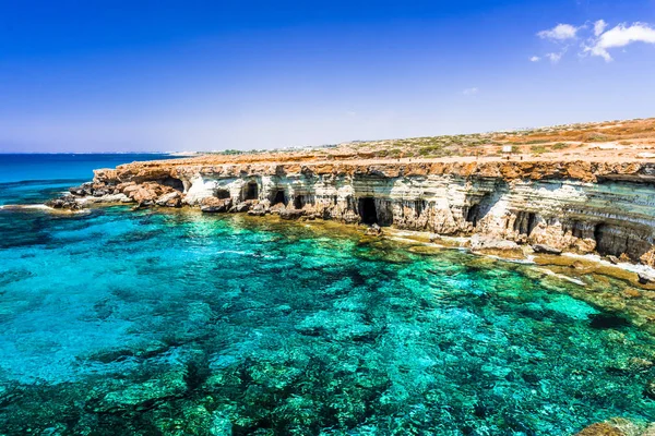 Côte Escarpée Île Chypre Est Couverte Petites Grottes Accessibles Uniquement — Photo