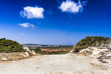 Toprak yol boyunca düşük hill Cape Greco adlı Kıbrıs adasında çalışır.