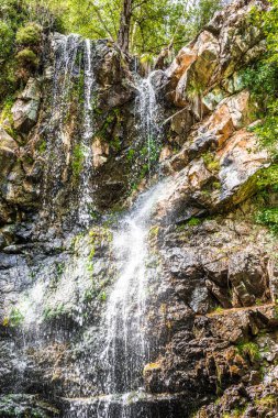 Kıbrıs adasında orta kısmında Troodos Dağları'nda küçük bir şelale.