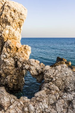 Kaya oluşumları Aphrodite Bay Kıbrıs Adası'nın kıyısında.