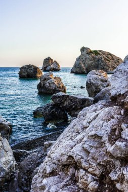 Büyük kayalar Aphrodite shore Bay Kıbrıs Adası üzerinde dağınık.