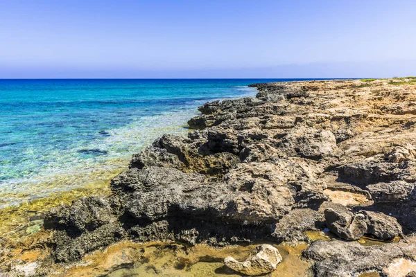 Blauwe Golven Van Middellandse Zee Wassen Rotsachtige Kust Het Eiland — Stockfoto