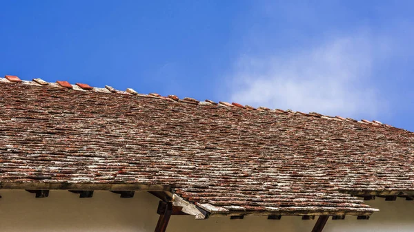 Clear Blue Sky Sparse Cumulus Clouds Red Tiled Roof Greek — Stock Photo, Image