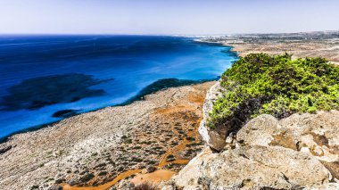 En yüksek noktası Cape Greco Kıbrıs adasında Akdeniz kıyısında doğal manzaralarını sunmaktadır..