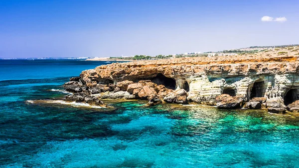 Costa Empinada Isla Chipre Está Cubierta Pequeñas Cuevas Accesibles Solo —  Fotos de Stock