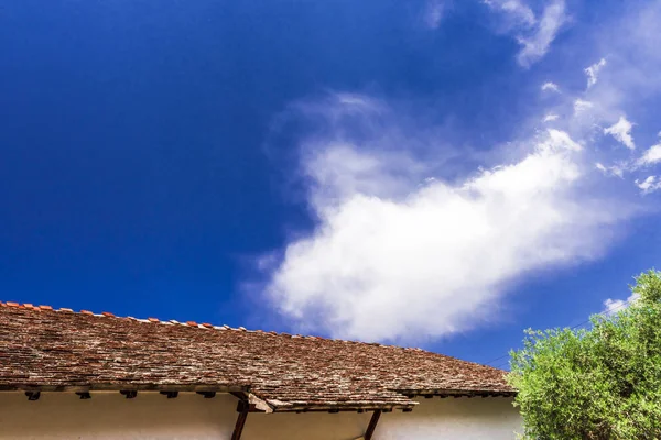 Cielo Azul Claro Con Escasas Nubes Cúmulos Sobre Techo Azulejos — Foto de Stock