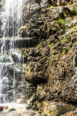 Kıbrıs adasında orta kısmında Troodos Dağları'nda küçük bir şelale.