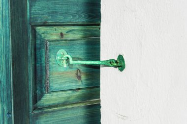 Bir kanca Adası Kıbrıs Ortodoks Kilisesi eski ahşap kapısını şeklinde metal kilit.