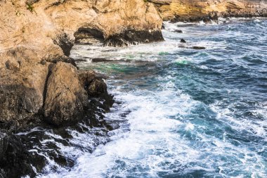 Kıbrıs Adası'nın kıyısında sarp sahilinde buzlu kırma Akdeniz dalgaları