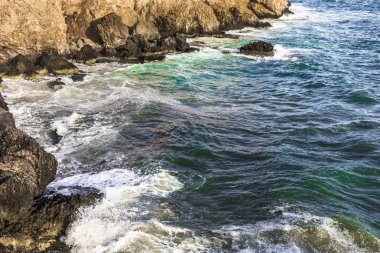 Kıbrıs Adası'nın kıyısında sarp sahilinde buzlu kırma Akdeniz dalgaları