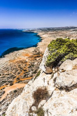 En yüksek noktası Cape Greco Kıbrıs adasında Akdeniz kıyısında doğal manzaralarını sunmaktadır..