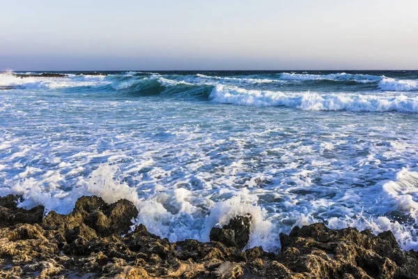 Ondas Tempestuosas Quebrando Uma Costa Rochosa Nos Últimos Raios Sol — Fotografia de Stock