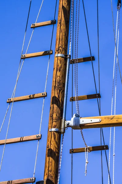 Der Mast Eines Alten Hölzernen Segelbootes Einer Ruhigen Bucht Der — Stockfoto