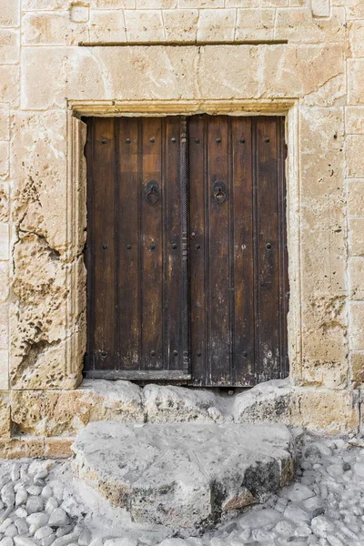 キプロスの島の中心部に石ギリシャ家の非常に古い木製のドア — ストック写真