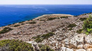 En yüksek noktası Cape Greco Kıbrıs adasında Akdeniz kıyısında doğal manzaralarını sunmaktadır..