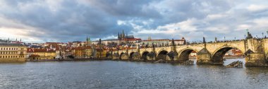 Charles Köprüsü üzerinde fırtına bulutları toplanıyor Prag'da Panoraması.