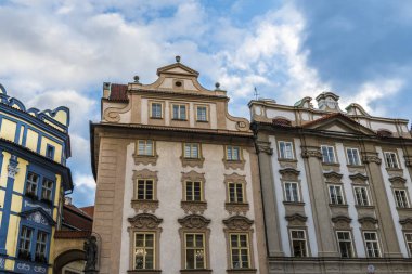 Prag'da Ortaçağ çeyrek üzerinde mavi gökyüzü.