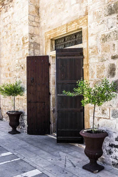 Puertas Madera Abiertas Entrada Congregación Antigua Iglesia Ortodoxa Griega Isla — Foto de Stock
