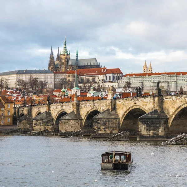 Ein Kleines Boot Auf Der Moldau Findet Unter Der Karlsbrücke — Stockfoto