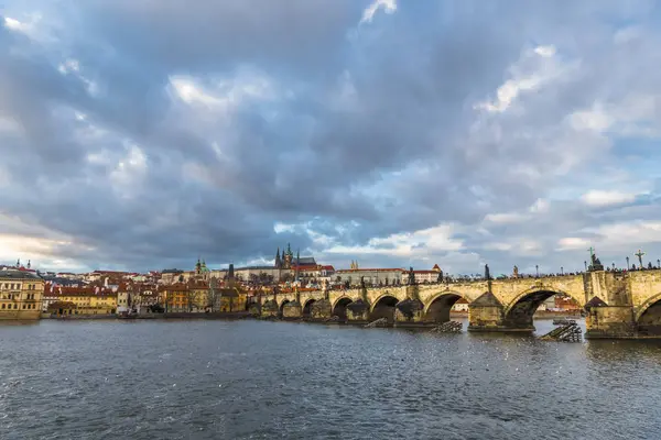 Panorama Pont Charles Prague Sur Lequel Rassemblent Des Nuages Orageux — Photo