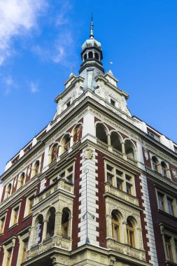 Tarihi evinin köşesindeki eski ortaçağ çeyrek Prag mavi gökyüzünde bir arka plan üzerinde.