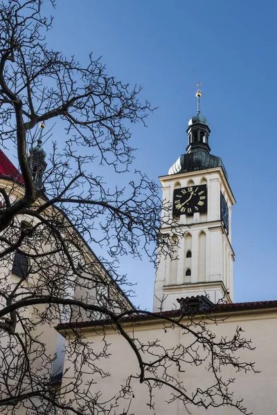 Duży Zegar Wieży Średniowiecznej Bazyliki Starej Pragi — Zdjęcie stockowe