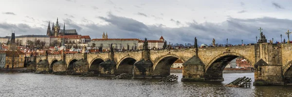 Panorama Pont Charles Prague Sur Lequel Rassemblent Des Nuages Orageux — Photo