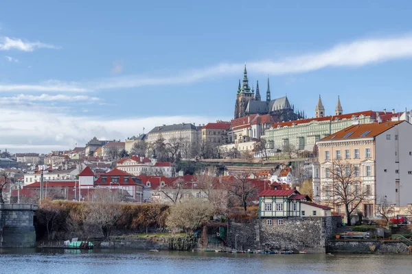 Die Türme Der Kathedrale Vitus Zwischen Den Malerischen Ziegeldächern Der — Stockfoto