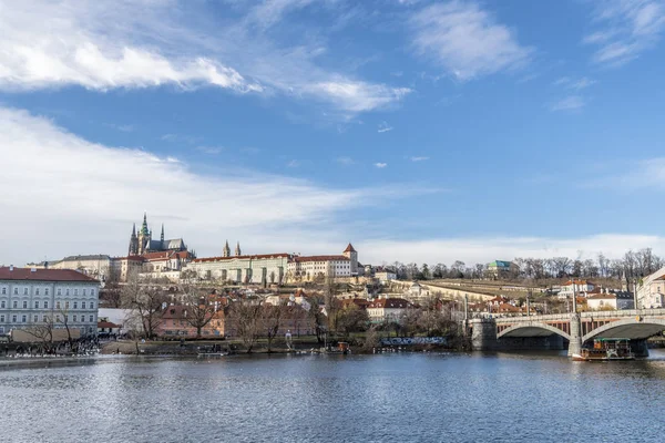 Prag Vitus Katedrali Vltava Nehri Üzerinde Mavi Gökyüzü — Stok fotoğraf