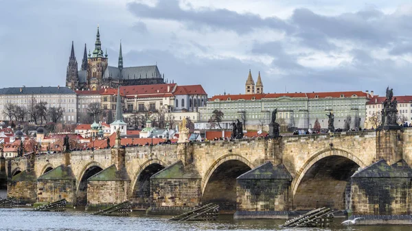 Panorama Pont Charles Prague Sur Lequel Rassemblent Des Nuages Orageux — Photo