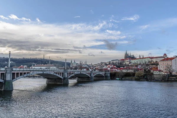 Malowniczy Most Krzyżować Vltava Rzeka Dostać Się Vitus Cathedral Położony — Zdjęcie stockowe