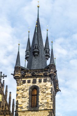 Fırtına bulutları keskin Gotik kuleler, Prag tn tapınakta kulenin üzerinde.