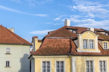 Prag'ın evlerin çatıları kırmızı üzerinde şeffaf mavi sabah gökyüzü döşenir.