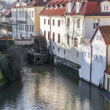 Eski Prag'da Vltava Nehri'nin ve sakin kanallardan biri içinde eski bir ahşap watermill tekerlek.