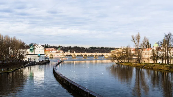 Raios Sol Poente Iluminaram Rio Vltava Seu Afluente Ponte Charles — Fotografia de Stock