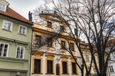 Prag'da Ortaçağ çeyrek üzerinde mavi gökyüzü.