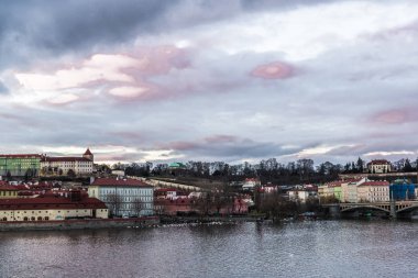 Prag'da Vltava Nehri'nin sakin suları üzerinde bulut günbatımı gökyüzü.