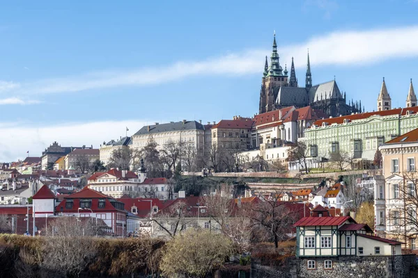 Die Türme Der Kathedrale Vitus Zwischen Den Malerischen Ziegeldächern Der — Stockfoto