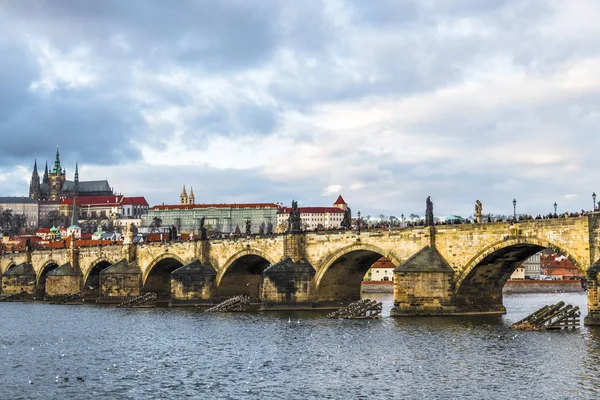 Die Türme Der Kathedrale Vitus Auf Dem Hintergrund Der Halbkreisförmigen — Stockfoto