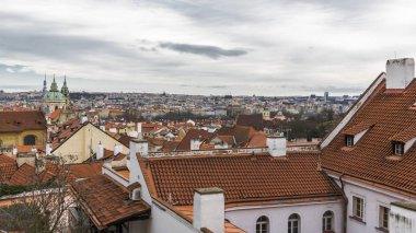 Çarpıcı manzaralarının ufukta Prag ve St. Vitus Katedrali çeyrek tarihi antik duvarlar Vysehrad ile.