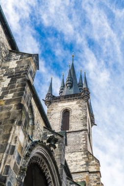 Gotik kuleye Tyn tapınağın Kulesi üzerinde mavi sabah gökyüzü.