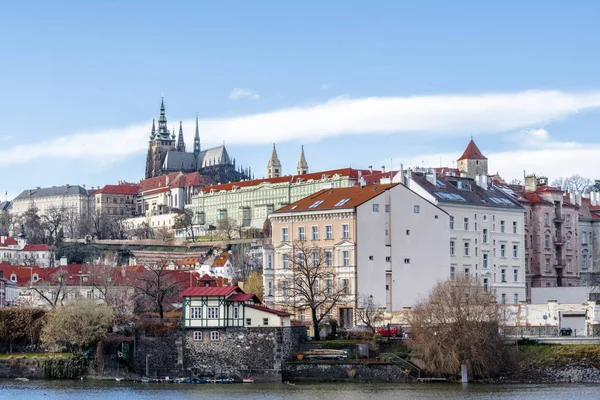 Věže Vitus Cathedral Mezi Malebnými Dlaždicovými Střechami Staré Čtvrti Prahy — Stock fotografie