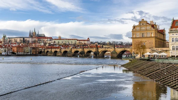 Holzblockgletscher Stehen Ufer Der Moldau Prag Und Schützen Historische Gebäude — Stockfoto