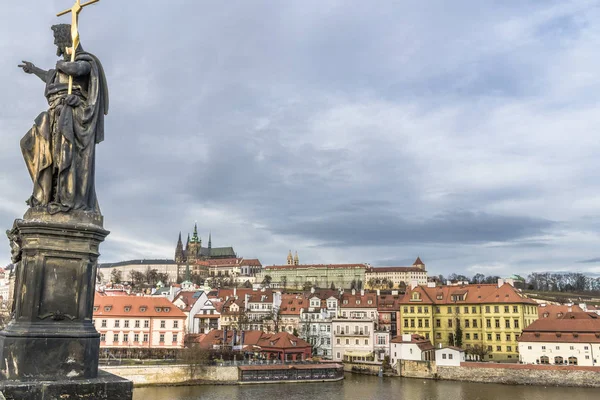 Blick Von Der Karlsbrücke Auf Das Alte Prager Viertel Und — Stockfoto