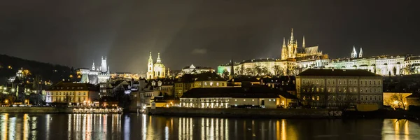 Lamporna Karlsbron Och Vitus Cathedral Återspeglas Lugna Mörka Vatten Floden — Stockfoto